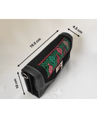 Cartera de piel con bordado a mano