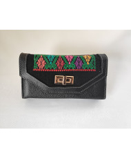 Cartera de piel con bordado a mano