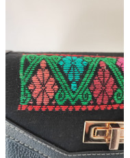 Cartera de piel con bordado a mano