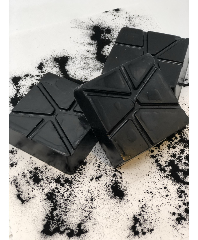Jabón artesanal corporal y facial de carbón activado base glicerina 100grs