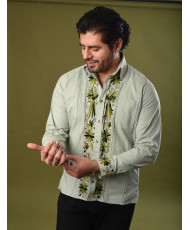 Guayabera de Lino Verde Bordada Otomí Caballero