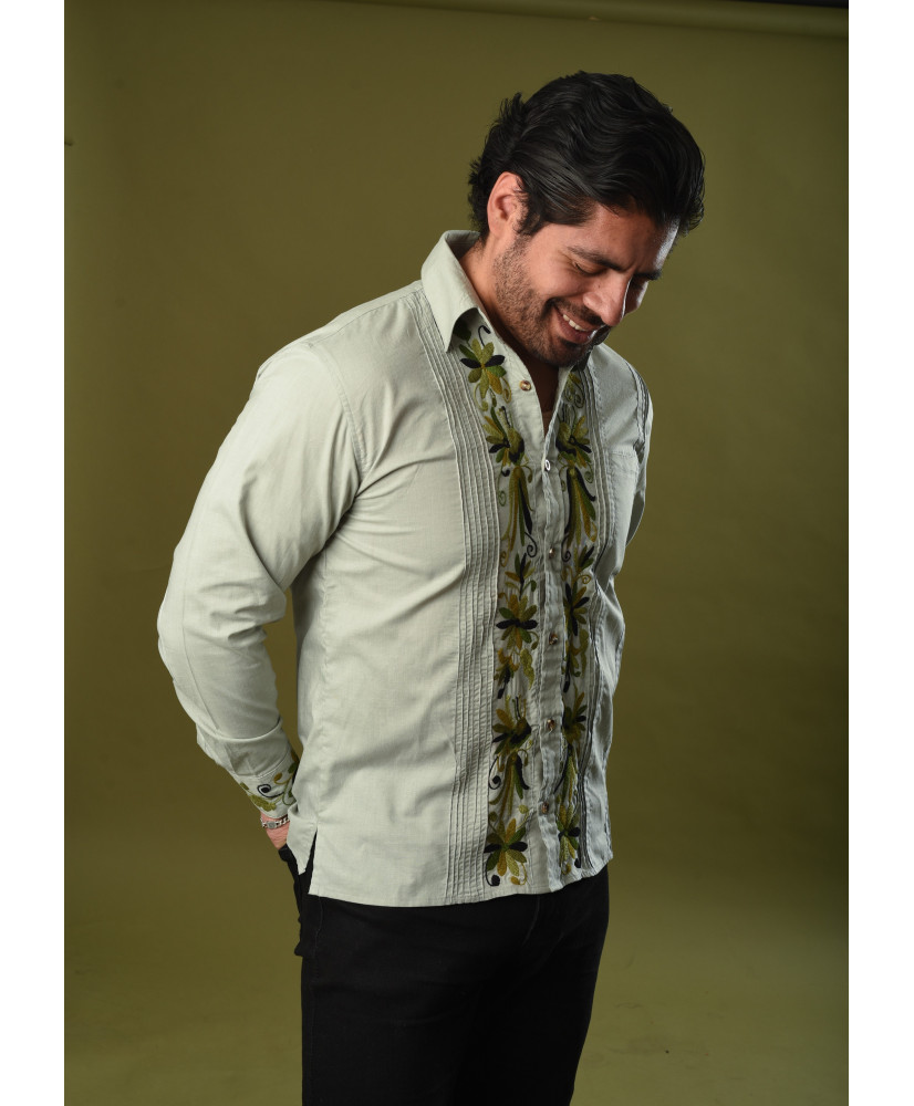 Guayabera de Lino Verde Bordada Otomí Caballero
