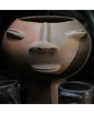 Rostro Ancestral de Barro Ahumado Maceta