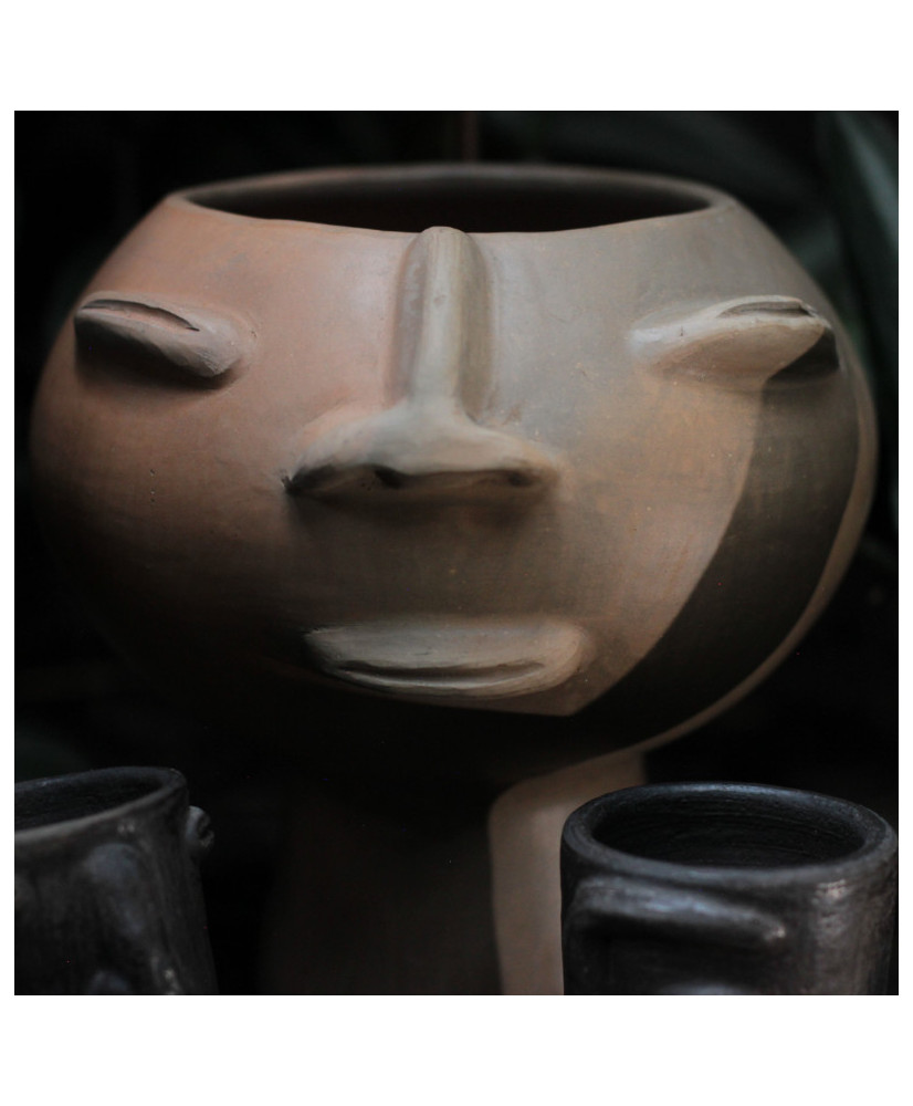 Rostro Ancestral de Barro Ahumado Maceta