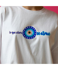 Playera Lo que vibra, se atrae