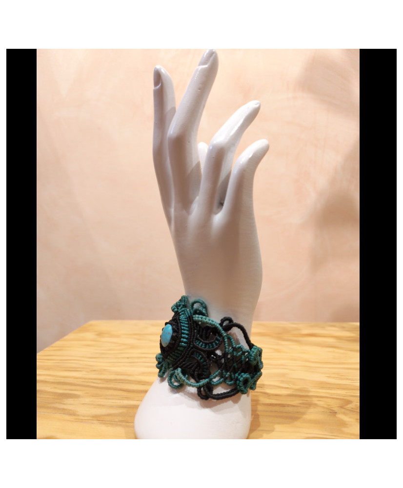 Pulsera artesanal con turquesa