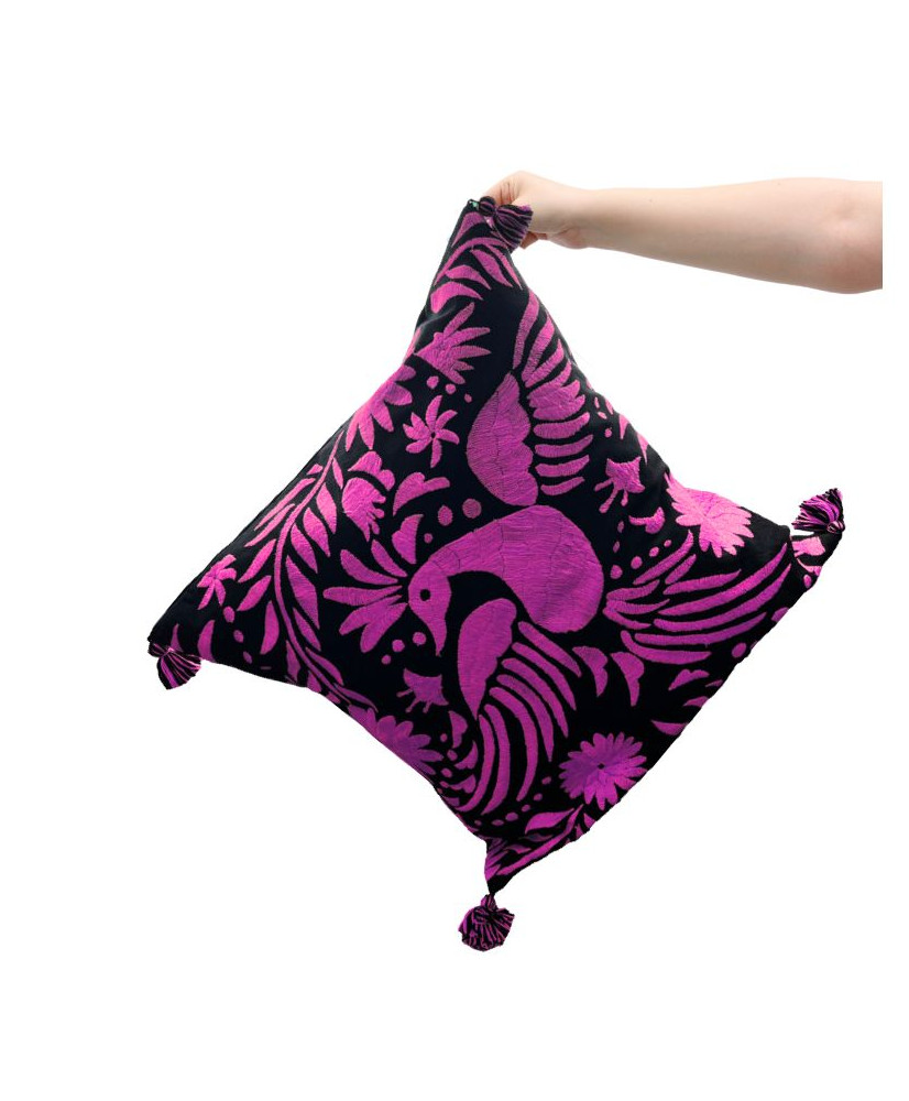 Cojín Pavorreal Otomí (base Negra)