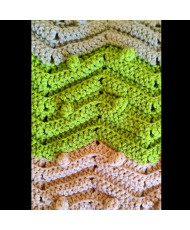 Manta tejida a crochet hecha totalmente a mano