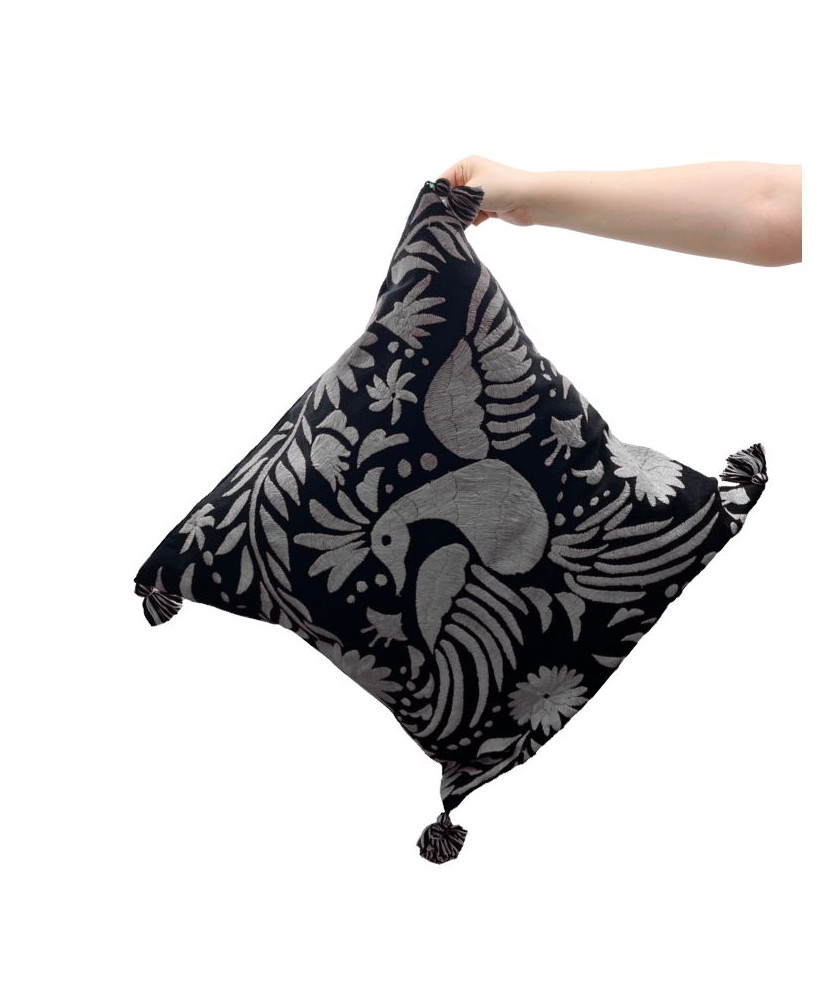 Cojín Pavorreal Otomí (base Negra)