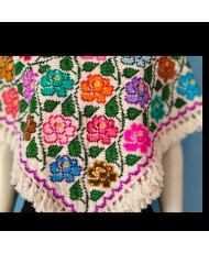 Quexquémetl Artesanal Bordado a Mano - Flores Multicolor con Flecos.