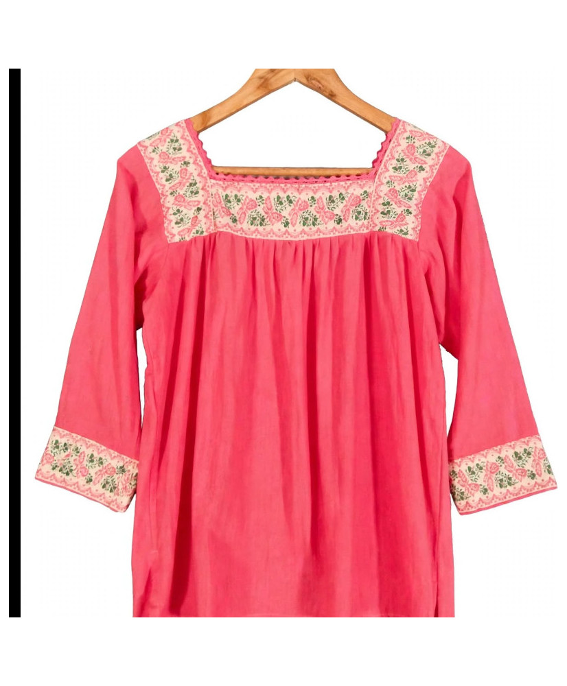 Blusa Artesanal Talla Grande Rosa Coral / Rosa Sandía - Bordado Floral y Mariposas a Mano, Cuello Cuadrado y Manga 3/4 - Manta.