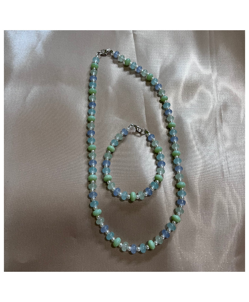 Collar y pulsera hecho a mano piedras azuladas.